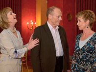 In aller Freundschaft – Barbara Grigoleit (Uta Schorn, rechts) will bei einem Kurs ihre Tanzkenntnisse auffrischen, den ausgerechnet Luise Mann (Beatrice Richter, links), die ehemalige Physiotherapeutin von Otto Stein, leitet. Luise Mann ist immer noch so forsch und eifrig und stellt Barbara kurzerhand Gerald Fresemann (Georges Claisse, Mitte) als Tanzpartner zur Seite.