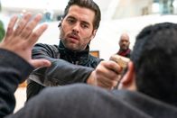 The Bank Hacker – Prince (Manuel Broekman) verliert bei dem Banküberfall seine Kontrolle und möchte einen Bankangestellten erschießen.