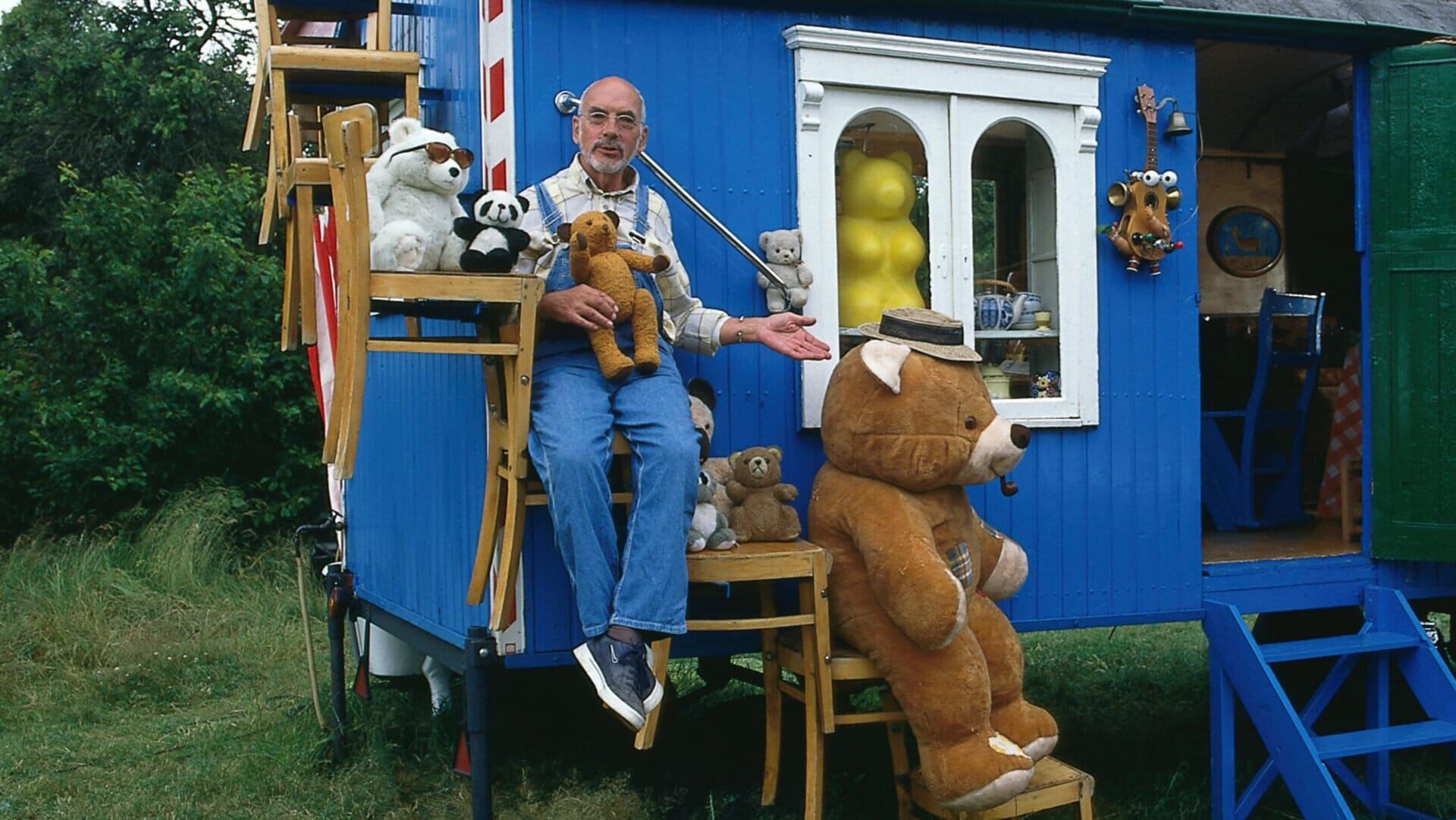 Löwenzahn Classics – Auf der Treppe zu seinem Dachgarten hat Peter (Peter Lustig) sich mit seinen Teddybären niedergelassen, um ein Loblied auf die Bärengattung zu singen.