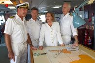 Das Traumschiff – Mit Hilfe von Beatrice (Heide Keller, 2.v.r.) versucht Oskar (Harald Schmidt, r.), Kapitän Burger (Sascha Hehn, l.) sein Missgeschick zu beichten. Dr. Sander (Nick Wilder, 2.v.l.) hört zu.