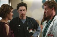 Scrubs - Die Anfänger – J.D. (Zach Braff, M.) will seinen Mentor und Idol Dr. Cox (John C. McGingley, r.), der alle verabscheut, die um Kelsos Gunst buhlen, nicht verärgern ...