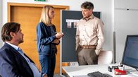 Steirerangst – Kuschelseminar-Leiter Elmar (Fritz Karl, re.) muss bei Kommissar Sascha Bergmann (Hary Prinz, li.) und seiner Kollegin Anni Sulmtaler (Anna Unterberger, Mitte) aussagen.