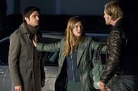 Der letzte Bulle – Als Mick (Henning Baum, r.) aufgeht, dass die neue Frau in Andreas' (Max Grill, l.) Leben seine eigene Tochter (Luise Risch, M.) ist, rastet er völlig aus ...