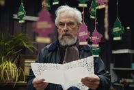 neoriginal: Tabula Rasa – Inspektor Wolkers (Gene Bervoets) findet im Container von Thomas de Geest (Jeroen Perceval) ein von Mie (Veerle Baetens) gemaltes Bild, mit dem er Mie konfrontiert.