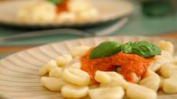 Grüße aus der Küche – Heute kochen die Mitglieder der Kids-Pop-Band „Young Republic“ Gnocchi mit Tomaten-Knoblauch-Soße.