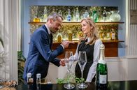 Sturm der Liebe – Yvonne (Tanja Lanäus, r.) merkt, wie sehr sich Erik (Sven Waasner, l.) über seine Beförderung freut.