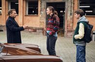 Tatort – Aro (Caroline Cousin) hat großes Misstrauen gegenüber der Polizei. Sie verbürgt sich dafür, dass David (Louis Guillaume) in der Tatnacht in seinem Zimmer war, und weigert sich, Thorsten Lannert (Richy Müller, l.) mit dem Jungen sprechen zu lassen.