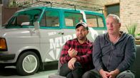 Murat dreht am Rad – Die beiden Hobbyhandwerker und Freunde Heinz Günter „Güni“ Becker (rechts) und Murat Özcan vor dem "Murat-Mobil".