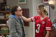 The Big Bang Theory – Während Leonard (Johnny Galecki, l.) es ausnutzt, dass Penny (Kaley Cuoco, r.) ein schlechtes Gewissen hat, weil er so unter seiner Mutter leidet, melden sich Raj und Stuart bei einer Online-Dating-Plattform an ...