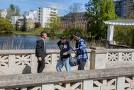 Young Crime – Übles Abziehen! Max (Fabio Schmidt, links) und Rui (Martin Kühn, rechts) schubsen und schlagen Luis (Julian Kaminski, Mitte) mehrfach, damit er ihnen Geld gibt.