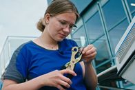 Berufsbild – In ihrer Lehre hat Kerstin Lanz schon etliche Töffsattel bezogen oder Sonnensegel genäht.