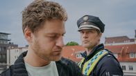 Notruf Hafenkante – Mattes (Matthias Schloo, r.) zweifelt an Max Kleins (Rony Herman, l.) Aussage. Irgendetwas stimmt nicht an seiner Darstellung.
