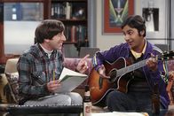 The Big Bang Theory – Raj (Kunal Nayyar, r.) und Howard (Simon Helberg, l.)