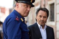 Donna Leon – Erst ein Streik, dann ein Anschlag und schließlich ein Mord: Commissario Brunetti (Uwe Kokisch, r.) und Sergente Vianello (Karl Fischer) ermittelt in einem komplexen Fall.