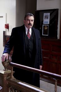Blue Bloods - Crime Scene New York – Während Danny erfährt, dass Jack nach seinem Abschluss der Marine beitreten möchte, kommt NYPD-Chef Frank (Tom Selleck) Polizeischülern auf die Schliche, die offensichtlich ihre Psychologieprüfungen gefälscht haben ...