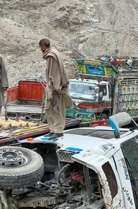 Wilde Wege – Zu den größten Gefahren gehören die Steinschläge auf dem Karakorum Highway. Die steilen Berghänge mit ihren Geröllmassen sind nicht gesichert.