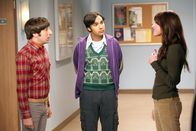 The Big Bang Theory – (v.li.) Simon Helberg (Howard Wolowitz), Kunal Nayyar (Rajesh Koothrappali), Margo Harshman (Alex Jensen).