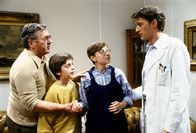 Der Leihopa – (v.li.) Alfred Böhm (Waldemar Herzog), Bobby Andjelic (Waldemar Herman), Erika Domenik (Werdende Mutter), Dieter Moor (Sanitäter).
