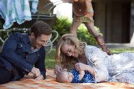 Love Child – Dr. Andrew Patterson (Dan Hamill, l.); Joan (Jessica Marais, r.)