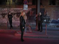 Homeland – (5. Staffel) - Carrie (Claire Danes, M.) lebt im selbstauferlegten Exil in Berlin und arbeitet als Sicherheitsexpertin für die Wohltätigkeitsfirma, von Otto Düring. Doch ihr altes Leben lässt Carrie nicht lange in Ruhe und schon bald gibt es ein Wiedersehen mit Saul (Mandy Patinkin, r.) und Peter (Rupert Friend, l.) ...