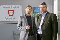Die Rosenheim-Cops – Der Passauer Kommissar Anton Stadler (Dieter Fischer, r.) unterstützt Kommissar Sven Hansen (Igor Jeftic, l.) bei den Ermittlungen.