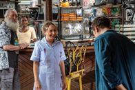 Death in Paradise – Ellis Baxter (Ben Wiggins, r.) macht seiner Freundin Petra (Leah Brotherhead, 2.v.r.) im Beisammensein von Ivan (Pearce Quigley, l.) und Laurette (Leah Walker, 2.v.l.) einen Heiratsantrag. Doch das Glück währt nicht lange: Kurz darauf wird er tot aufgefunden.