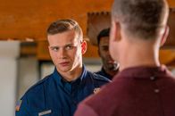 9-1-1 Notruf L.A. – Evan "Buck" Buckley (Oliver Stark, l.); Tommy Kinard (Lou Ferrigno Jr., r.)