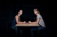Cheat - Der Betrug – Dr. Leah Dale (Katherine Kelly) und Rose (Molly Windsor, li.) geraten in einen unheilvollen Sog der Ereignisse.