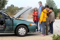 The Middle – Eine Panne stoppt den Familienausflug, den Frankie (Patricia Heaton, l.) und Mike (Neil Flynn, 2.v.l.) für ihren Austauschstudenten Takayuki (Matthew Moy, r.) und ihre Kinder Birck (Atticus Shaffer, 3.v.r.), Axl (Charlie McDermott, 2.v.r.) und Sue (Eden Sher, 3.v.l.) geplant hatten ...