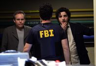 Numb3rs - Die Logik des Verbrechens – Gerade noch rechtzeitig können Don (Rob Morrow, M.), Larry (Peter MacNicol, l.) und Charlie (David Krumholtz, r.) den Tierschützer Josh stoppen ...