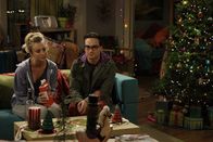 The Big Bang Theory – Leonard (Johnny Galecki, r.) ist überhaupt nicht erfreut, dass Penny (Kaley Cuoco, l.) mit einem neuen, gutaussehenden Physiker anbandelt. Doch am Ende wird alles wieder gut ...