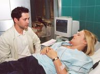 In aller Freundschaft – MDR Fernsehen IN ALLER FREUNDSCHAFT FOLGE 205, "Isoliert" Uhr. Iris Heine (Michaela Caspar) geriet in einen Verkehrsunfall und Dr. Brentano (Thomas Koch) diagnostiziert einen Milzriss und veranlaßt sofort die OP.