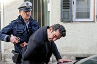 Spätzle Arrabbiata oder Eine Hand wäscht die andere – SWR Fernsehen SPÄTZLE ARRABBIATA ODER EINE HAND WÄSCHT DIE ANDERE, FOLGE 5, "Kalabrische Überraschung" Uhr. Höpke (Patrick von Blume, li.) ist misstrauisch wegen des Italieners, der da neuerdings in der Stadt ist und nimmt Don Conti (Michele Cuciuffo) fest.