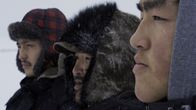 Alaska - Eisige Tradition – Daniel Apassingok und seine Söhne Chase und Chris während der Wintersaison. (National Geographic)