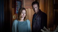 Safe House – Tom (Stephen Moyer) und Sam (Zoe Tapper) bieten ihr Haus an, um Menschen in Gefahr zu schützen. Doch langsam wissen sie selbst nicht mehr, wer von ihren Gästen Freund oder Feind ist.