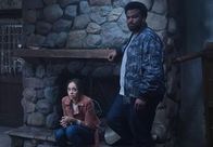 Ghosted – Annie (Amber Stevens West, l.); Leroy Wright (Craig Robinson, r.)