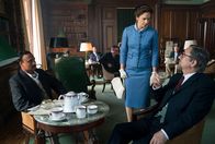 Mrs. Wilson – Alison Wilson (Mitte, Ruth Wilson) und Shahbaz Karim (r., Anupam Kher).