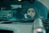 Two Weeks to Live – Die Gruppe um Kim (Maisie Williams, r.) reist weiter in Richtung Wildnis. Doch als Kim versucht, die Lügen ihrer Mutter zu verarbeiten, spitzt sich die Lage weiter zu.