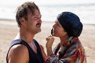 Seebad-Saga – Grosserer Georg Madsen (Lars Ranthe, l.) und Therese Madsen (Anne Louise Hassing, r.)
