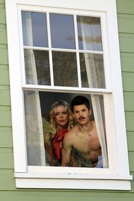 Desperate Housewives – Durch ein Telefongespräch von Irina (Helena Mattsson, l.) aufgeschreckt, geht Lynette zur Einwanderungsbehörde, um ihre Vergangenheit überprüfen zu lassen. Kann sie dadurch die Hochzeit von ihr und Preston (Max Carver, r.) vielleicht doch noch verhindern?