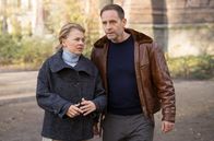 In aller Freundschaft – Dr. Ina Schultes (Isabell Gerschke) demenzerkrankter Vater ist aus der Sachsenklinik verschwunden. Sie bittet ihren Ex-Mann Kai Hoffmann (Julian Weigend) um Hilfe.