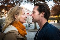 Notruf Hafenkante – Mattes (Matthias Schloo, r.) verabschiedet sich von seiner neuen Flamme Alina (Teresa Weißbach, l.), mit der er eine schöne Nacht verbracht hat.