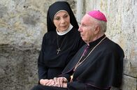 Um Himmels Willen – Bischof Rossbauer (Horst Sachtleben) informiert die Mutter Oberin (Nina Hoger), dass er in den Ruhstand gehen wird.
