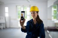 Schloss Einstein – Carolin (Paloma Padrock) versucht ihren Praktikumsbericht für das Modul "Zukunft" fertig zu bekommen.