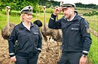 WaPo Bodensee – Ermittlungen auf der Straußenfarm: Nele (Floriane Daniel, l.) und Andreas Rambach (Ole Puppe, r.).
