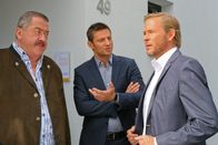 Die Rosenheim-Cops – Eine heiße Spur führt die Ermittler Hofer (Joseph Hannesschläger, l.) und Hansen (Igor Jeftić, M.) zu Olaf Fohrmann (Oliver Clemens, r.). Kann er zur Klärung des Falles beitragen?