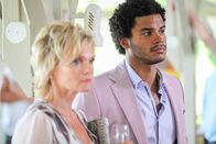 Death in Paradise – Dorothy Foster (Sharon Small) und Carlton Paris (Steven Cole) sind Gäste auf der Feier, auf der auch das Gemälde ausgestellt war. Bald schon wird ihr Leben eine drastische Wendung nehmen.
