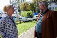 Die Rosenheim-Cops – Christine Pfaff (Esther Kuhn, l.), die Angestellte des Verstorbenen, erzählt Kommissar Stadler (Dieter Fischer, r.) von der Pleite der Fischerei ihres Chefs.