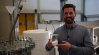 P.M. Wissen – Ingenieur Gerald Englmair, DTU (Dänemarks Technische Universität), hat einen Salztank als Prototypen entwickelt, der mit 200 Litern Salz, genauer Natriumacetat-Trihydrat, gefüllt ist – der Salztank soll als Wärmespeicher einen angeschlossenen Wassertank heizen.