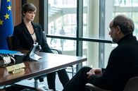 Die Saat - Tödliche Macht – Jule Kronberg (Friederike Becht) misstraut dem Lobbyisten Jon Hoffmann (Rainer Bock).